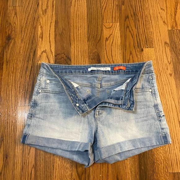 Celebrity Pink Jean shorts - Picture 6 of 6